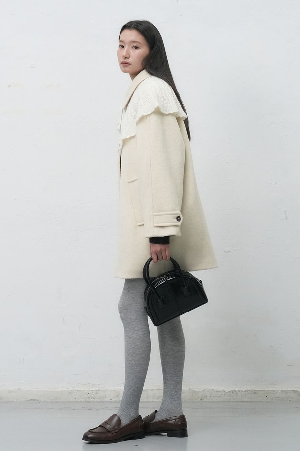 세련된 스타일을 완성하는 [25FW] WOMAN 울 발마칸 하프코트입니다. 차콜, 오트밀, 네이비 3가지 색상으로 출시되어, 어떤 옷에도 잘 어울립니다. 울 소재 특유의 고급스러운 분위기와 두께감으로 가을, 겨울 시즌 따뜻하게 착용할 수 있습니다. 레귤러핏과 싱글버튼 여밈으로 클래식하고 베이직한 디자인을 강조했으며, 출근룩, 오피스룩, 모임룩 등 다양한 TPO에 활용 가능합니다. 미니멀하고 시크한 스타일을 연출하고 싶을 때 추천합니다.
