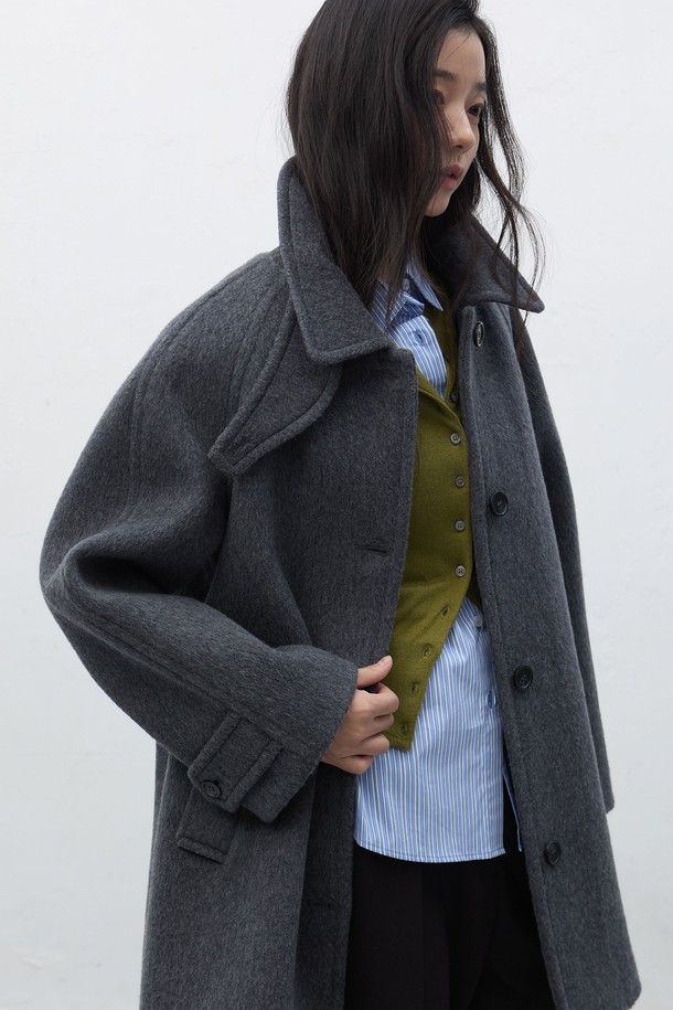 세련된 디자인과 뛰어난 보온성을 자랑하는 [25FW] WOMAN 울 발마칸 하프 코트입니다. 차콜, 오트밀, 네이비 3가지 색상으로 출시되어, 어떤 룩에도 자연스럽게 어울립니다. 클래식하고 베이직한 스타일로, 오피스룩, 출근룩, 모임룩 등 다양한 TPO에 활용 가능합니다. 레귤러핏의 하프 기장으로, 울 소재 특유의 고급스러운 분위기를 연출하며, 싱글 버튼 여밈 방식으로 간편하게 착용할 수 있습니다. 가을, 겨울 시즌에 따뜻하고 스타일리시하게 연출해 보세요.
