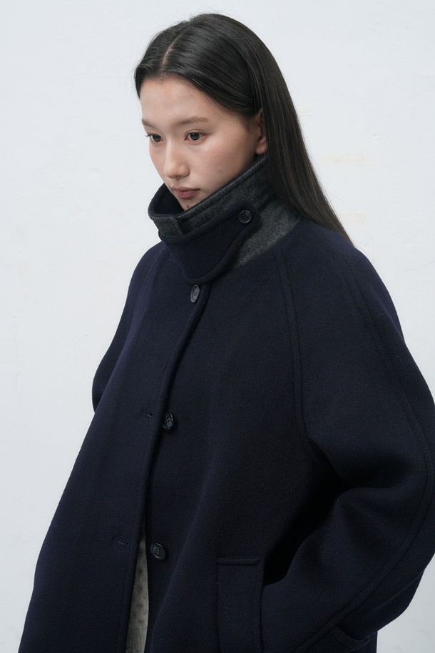 **[25FW] 우먼 울 발마칸 하프 코트 [3COL] / WBE4L10526**

클래식하고 베이직한 스타일의 여성 울 발마칸 하프 코트입니다. 차콜, 오트밀, 네이비 3가지 색상으로 출시되었으며, 가을과 겨울에 따뜻하게 착용하기 좋습니다. 하이넥 디자인과 레귤러 핏으로 세련된 실루엣을 연출하며, 싱글 버튼 여밈 방식으로 깔끔함을 더했습니다. 출근룩, 오피스룩, 모임룩 등 다양한 TPO에 활용 가능하며, 미니멀, 시크 스타일을 선호하는 고객에게 추천합니다.
