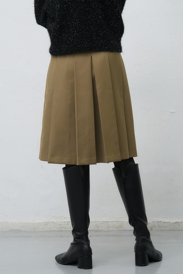 [25FW] WOMAN 플리츠 랩 스커트 [2COL]는 여성스러운 실루엣을 연출하는 플리츠 랩 스커트입니다. 미니멀하고 클래식한 디자인으로, 가을과 겨울에 따뜻하게 착용할 수 있습니다. 블랙과 베이지 두 가지 컬러로 출시되어, 다양한 오피스룩, 출근룩, 모임룩에 활용하기 좋습니다. 랩 스타일의 플리츠 디테일이 세련된 시크 스타일을 완성하며, 25FW 시즌을 대표하는 아이템입니다.
