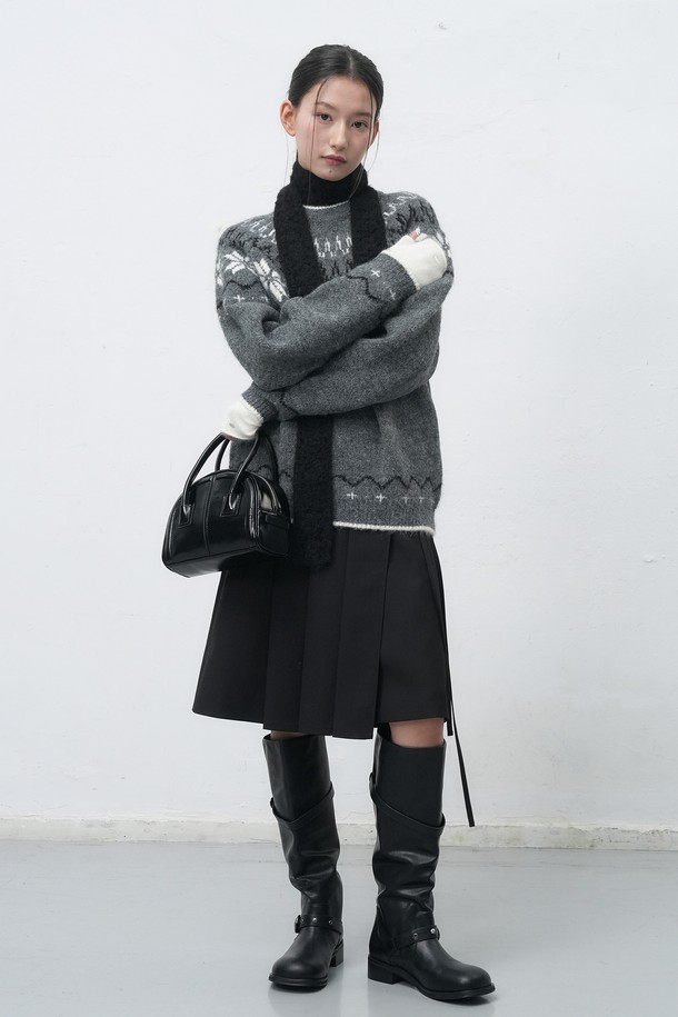 [25FW] WOMAN 플리츠 랩 스커트 [2COL]는 여성스러운 실루엣을 연출하는 플리츠 랩 스커트입니다. 미니멀하고 클래식한 디자인으로, 가을과 겨울에 따뜻하고 세련된 스타일을 완성해줍니다. 블랙과 베이지 두 가지 색상으로 제공되어, 오피스룩, 출근룩, 모임룩 등 다양한 TPO에 활용 가능합니다. 시크하고 세련된 무드를 연출하며, 플리츠 디테일이 은은한 포인트를 더합니다. 25FW 시즌을 맞아 출시된 이 스커트는 당신의 스타일을 한층 끌어올려 줄 것입니다.
