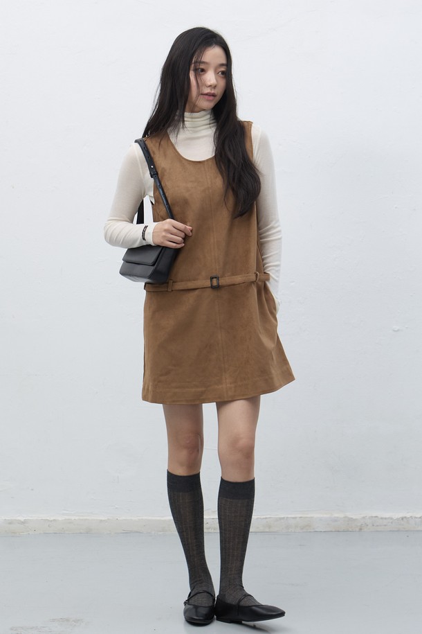 **[25FW] WOMAN 스웨이드 벨티드 원피스**는 부드러운 스웨이드 소재로 제작되어 가을, 겨울 시즌에 안성맞춤인 여성 원피스입니다. 다크 베이지, 블랙, 다크 브라운 3가지 색상으로 출시되었으며, A라인 미니 기장의 스퀘어넥 디자인에 허리 벨트 디테일로 포인트를 더했습니다. 레귤러핏으로 제작되어 편안하면서도 세련된 실루엣을 연출하며, 민소매 디자인으로 다양한 스타일링이 가능합니다. 데이트룩, 모임룩, 출근룩 등 TPO에 구애받지 않고 클래식, 미니멀, 시크한 무드를 연출할 수 있습니다.
