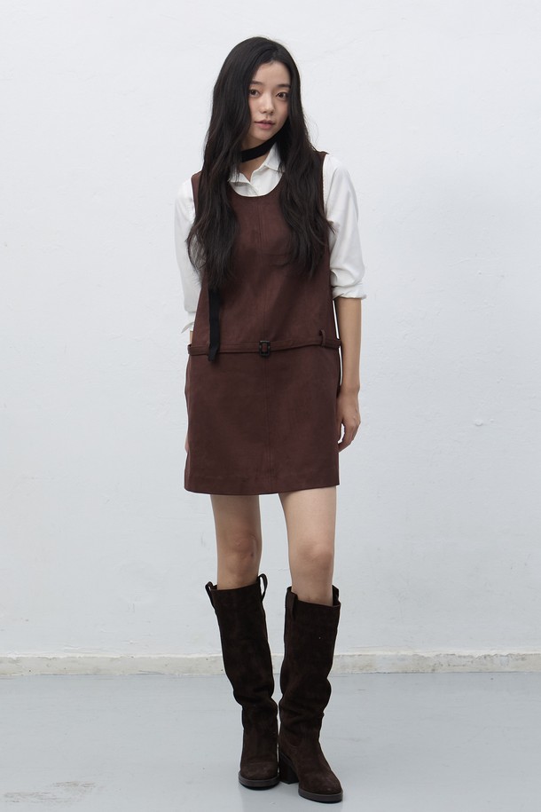 [25FW] WOMAN 스웨이드 벨티드 원피스 [3COL] / WBE4L15512는 부드러운 스웨이드 소재로 제작된 여성용 벨티드 원피스입니다. 다크 베이지, 블랙, 다크 브라운 3가지 색상으로 출시되었으며, 가을과 겨울에 어울리는 두꺼운 두께감으로 따뜻하게 착용할 수 있습니다. 라운드넥과 A라인 치마가 특징이며, 허리 벨트 디테일로 여성스러운 실루엣을 연출합니다. 미니멀하고 클래식한 스타일로 오피스룩, 모임룩, 데이트룩 등 다양한 TPO에 활용 가능합니다.
