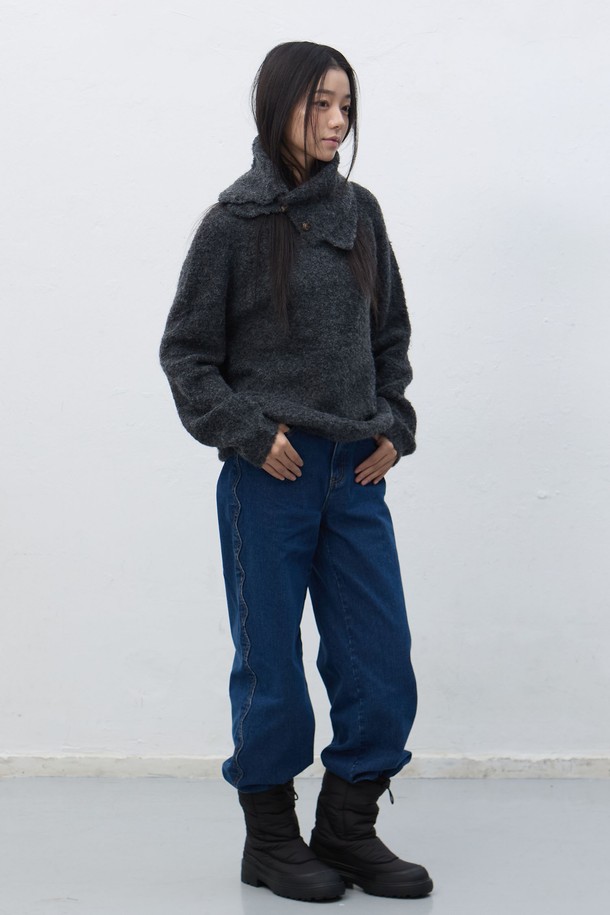 [25FW] WOMAN 넥 워머 루즈핏 부클 니트 [3COL]는 부드러운 촉감의 부클 소재로 제작되어 가을과 겨울에 따뜻하게 착용하기 좋은 여성 니트입니다. 아이보리, 차콜, 올리브 세 가지 색상으로 출시되어 다양한 스타일에 매치하기 용이합니다. 베이직 스타일의 무지 디자인에 루즈핏으로 편안함을 더했으며, 넥 워머 터틀넥 디자인으로 보온성을 높였습니다. 긴 소매 기장과 두꺼운 두께감으로 포근하고 세련된 겨울 스타일을 연출할 수 있습니다. 클래식, 미니멀, 캐주얼 등 폭넓은 스타일을 소화 가능한 데일리 니트입니다.
