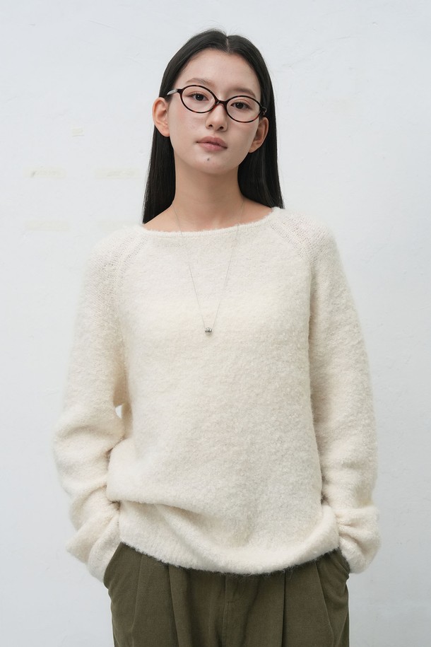 **[25FW] 우먼 넥 워머 루즈핏 부클 니트 [3COL] / WBE4L05550**

부드러운 부클 소재로 제작되어 포근한 착용감을 선사하는 여성용 넥 워머 루즈핏 니트입니다. 아이보리, 차콜, 올리브 세 가지 색상으로 출시되어 다양한 룩에 활용하기 좋습니다. 넥 워머 디자인과 루즈한 핏으로 편안하면서도 스타일리시하게 연출할 수 있으며, 가을, 겨울철 따뜻하게 입을 수 있는 두꺼운 두께감의 긴소매 니트입니다. 베이직하고 캐주얼한 스타일을 즐겨 입는 여성분들께 추천합니다. 특히 보온성이 뛰어나 추운 날씨에도 든든하게 몸을 감싸줍니다.
