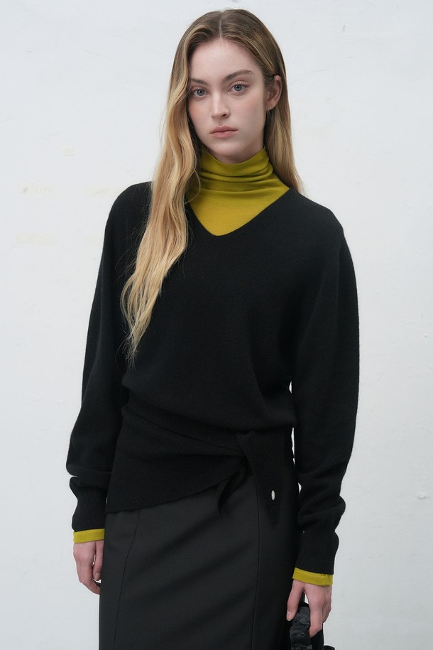 **[25FW] WOMAN 홀가먼트 울 브이넥 니트 풀오버 [4COL] / WBE4L05546**

가을과 겨울에 따뜻하게 입을 수 있는 여성용 홀가먼트 울 브이넥 니트 풀오버입니다. 부드러운 촉감의 울 소재로 제작되어 편안한 착용감을 선사하며, 레귤러 핏으로 어떤 스타일에도 잘 어울립니다. 베이직하고 미니멀한 디자인으로, 출근룩이나 모임룩 등 다양한 TPO에 활용할 수 있습니다. 클래식, 미니멀, 캐주얼 스타일 모두 소화 가능하며, 아이보리, 버건디, 차콜, 블랙 4가지 다채로운 색상으로 출시되었습니다. 긴 소매와 두꺼운 두께감으로 겨울철에도 따뜻하게 착용할 수 있습니다.
