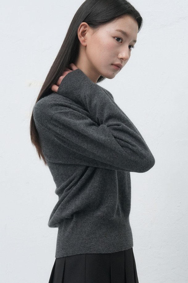 **[25FW] WOMAN 홀가먼트 울 브이넥 니트 풀오버 [4COL] / WBE4L05546**

부드러운 울 소재로 제작되어 포근한 착용감을 선사하는 여성 홀가먼트 브이넥 니트 풀오버입니다. 가을과 겨울 시즌에 적합하며, 베이직하고 미니멀한 스타일을 연출합니다. 레귤러 핏과 긴소매 디자인으로 편안하게 착용 가능하며, 아이보리, 버건디, 차콜, 블랙 4가지 다채로운 컬러 옵션을 제공합니다. 홀가먼트 기법으로 제작되어 깔끔한 핏과 고급스러운 분위기를 더하며, 다양한 룩에 활용하기 좋은 데일리 아이템입니다.
