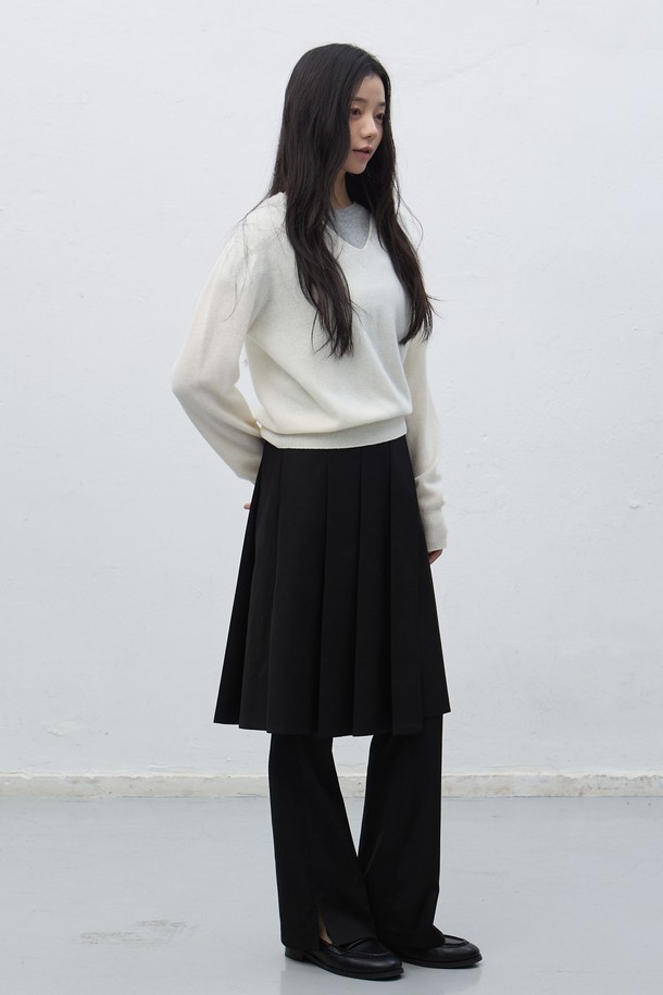 **[25FW] WOMAN 홀가먼트 울 브이넥 니트 풀오버 [4COL] / WBE4L05546**

부드러운 울 소재로 제작되어 포근한 착용감을 선사하는 여성용 홀가먼트 브이넥 니트 풀오버입니다. 가을, 겨울 시즌에 어울리는 두꺼운 두께감으로 따뜻함을 더하며, 레귤러 핏 디자인으로 편안하게 착용할 수 있습니다. 베이직한 스타일로 다양한 룩에 활용하기 좋으며, 클래식, 미니멀, 캐주얼 스타일을 연출할 수 있습니다. 아이보리, 버건디, 차콜, 블랙 4가지 다채로운 컬러로 출시되었습니다. 긴 소매 기장의 풀오버로, 데일리룩에 포인트 아이템으로 활용하기 좋습니다.
