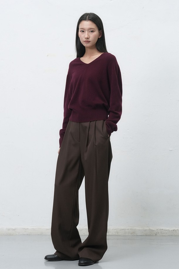 **[25FW] WOMAN 홀가먼트 울 브이넥 니트 풀오버 [4COL] / WBE4L05546**

부드러운 촉감의 울 소재로 제작된 여성용 홀가먼트 브이넥 니트 풀오버입니다. 가을과 겨울에 따뜻하게 착용하기 좋으며, 레귤러 핏으로 편안한 착용감을 선사합니다. 베이직한 디자인으로 클래식과 미니멀 스타일을 연출하기 용이합니다. 아이보리, 버건디, 차콜, 블랙 4가지 다채로운 컬러로 만나보세요. 긴 소매 기장과 두꺼운 두께감으로 포근함을 더했습니다.
