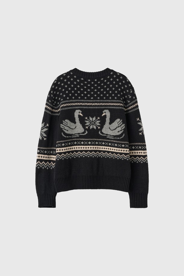 **[25FW] WOMAN 스완 노르딕 니트 가디건 [3COL] / WBE4L04551**

이번 시즌, 포근함과 스타일을 동시에 선사할 여성 노르딕 니트 가디건입니다. 부드러운 울 소재로 제작되어 따뜻하고 편안한 착용감을 제공하며, 가을과 겨울에 훌륭한 보온성을 자랑합니다. 클래식한 무드의 레귤러핏 디자인에 라운드넥, 긴 소매, 버튼 여밈 방식으로 간편하게 착용할 수 있습니다. 특히, 스완(Swan) 패턴이 돋보이는 디자인으로, 캐주얼하면서도 세련된 스타일을 연출하여 출근룩과 모임룩에 모두 활용하기 좋습니다. 블랙, 화이트 등 3가지 색상으로 출시되어 다양한 룩에 매치하기 용이합니다.
