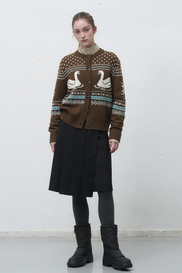 [25FW] WOMAN 스완 노르딕 니트 가디건은 부드러운 울 소재로 제작되어 가을, 겨울 시즌에 따뜻하게 착용할 수 있는 여성용 니트 가디건입니다. 크롭 기장의 레귤러핏으로, 캐주얼한 무드를 연출하며 데이트룩과 모임룩에 적합합니다. 라운드넥 디자인에 긴 소매, 두꺼운 두께감으로 포근함을 더하고, 스케이트 패턴의 노르딕 패턴이 돋보입니다. 버튼 여밈 방식으로 편안하게 착용할 수 있으며, 캐주얼, 클래식, 미니멀 스타일 모두 소화 가능한 활용도 높은 아이템입니다.
