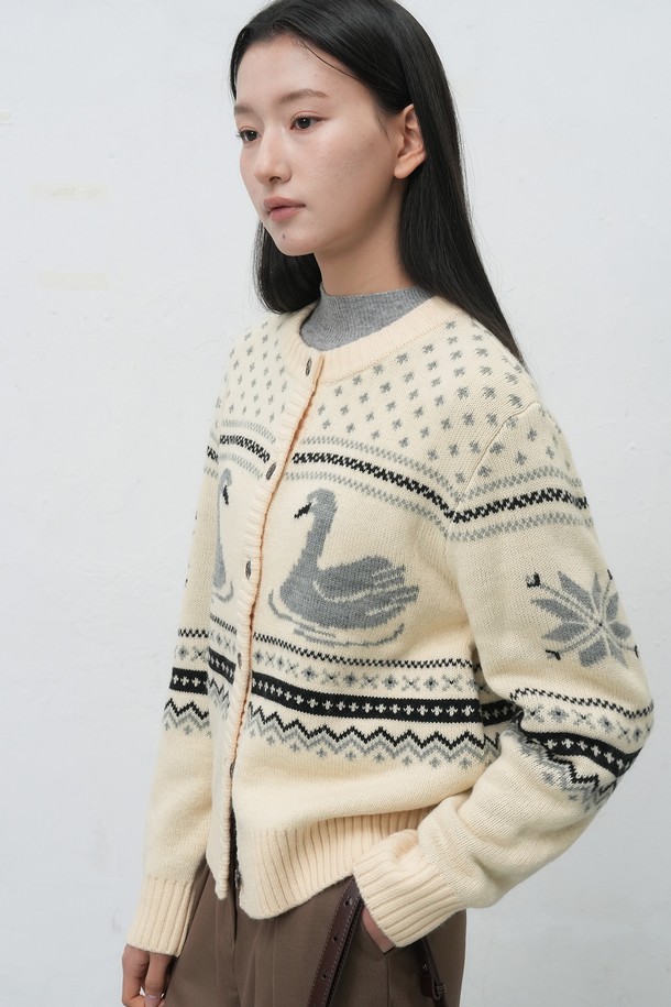 따뜻하고 포근한 [25FW] WOMAN 스완 노르딕 니트 가디건 [3COL]입니다. 부드러운 울 소재로 제작되어 가을, 겨울 시즌에 포근함을 선사하며, 캐주얼한 산책룩에 잘 어울립니다. 레귤러 핏에 라운드넥 디자인으로 편안하게 착용 가능하며, 스완(백조) 패턴과 노르딕 패턴이 더해져 여성스러운 감성을 더합니다. 긴 소매 기장의 두꺼운 니트 가디건으로, 버튼 여밈 방식이며 브라운, 아이보리 두 가지 컬러로 만나보실 수 있습니다.
