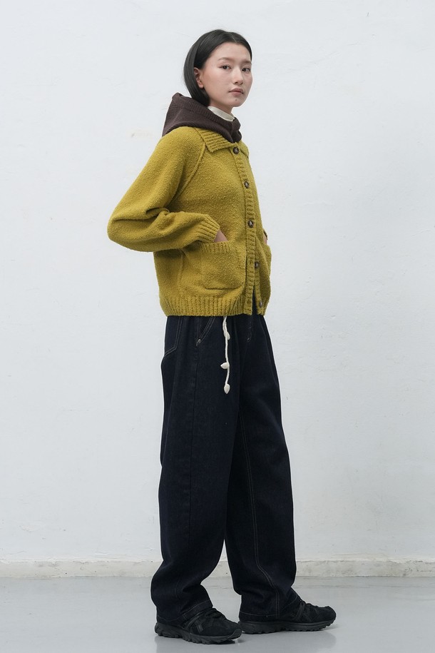 [25FW] WOMAN 스티치 바라클라바 [4COL] / WBE4L91526는 부드러운 울과 니트 소재로 제작된 여성용 바라클라바입니다. 깊은 모자 깊이와 얼굴 전체를 감싸는 디자인으로 보온성을 극대화하며, 목까지 덮어 겨울철 추위로부터 보호해 줍니다. 브라운 컬러에 스티치 디테일이 더해져 캐주얼, 클래식, 미니멀 스타일 모두 소화 가능하며, 등산룩에도 잘 어울립니다. 두꺼운 두께감으로 따뜻함을 제공하는 겨울 필수 아이템입니다.
