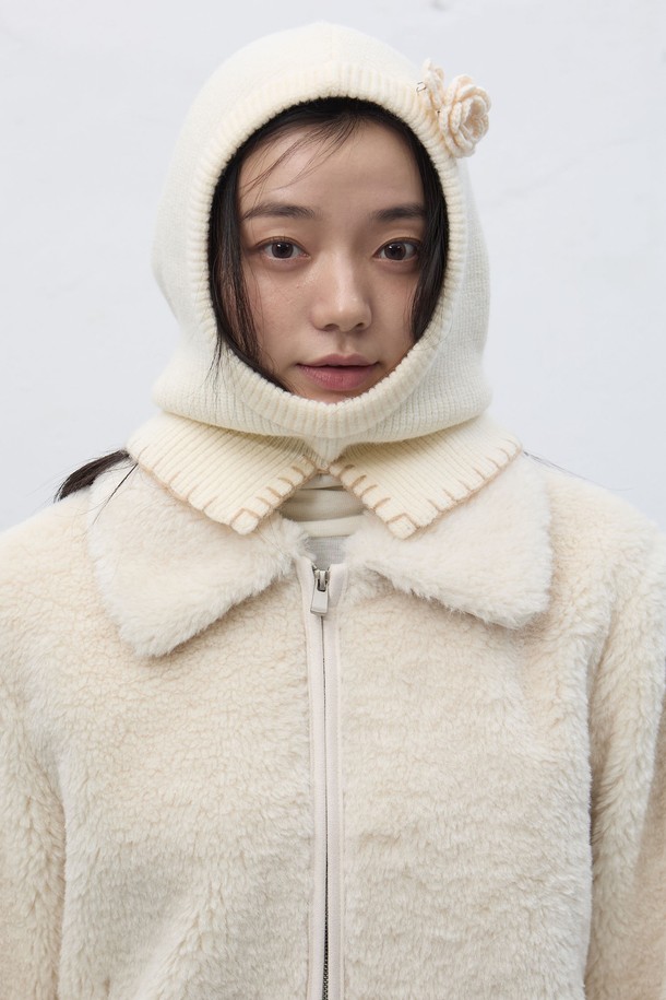 [25FW] WOMAN 스티치 바라클라바 [4COL] / WBE4L91526는 여성용 바라클라바입니다. 부드러운 니트 소재로 제작되어 깊은 모자 깊이와 얼굴 전체 및 목 부분을 따뜻하게 감싸줍니다. 겨울철 일상룩, 겨울 스포츠 활동 시 보온성을 높여주며, 캐주얼, 미니멀, 고프코어 스타일과 잘 어울립니다. 흰색 무지 디자인에 스티치 디테일이 포인트로 들어가 세련된 느낌을 더합니다. 산책룩이나 캠핑룩에 활용하여 스타일리시하면서도 따뜻한 겨울을 보내세요.
