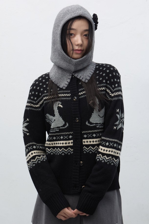 **[25FW] WOMAN 스티치 바라클라바 [4COL] / WBE4L91526**

부드러운 니트 & 울 혼방 소재로 제작되어 포근한 착용감을 선사하는 여성 바라클라바입니다. 깊이감 있는 디자인과 목까지 감싸는 스타일로, 가을과 겨울철 방한에 효과적입니다. 캐주얼, 미니멀, 클래식 스타일 모두 소화 가능한 디자인으로, 스티치 디테일이 포인트입니다. 그레이 컬러로 어떤 옷에도 매치하기 용이하며, 두꺼운 두께감으로 따뜻함을 더했습니다.
