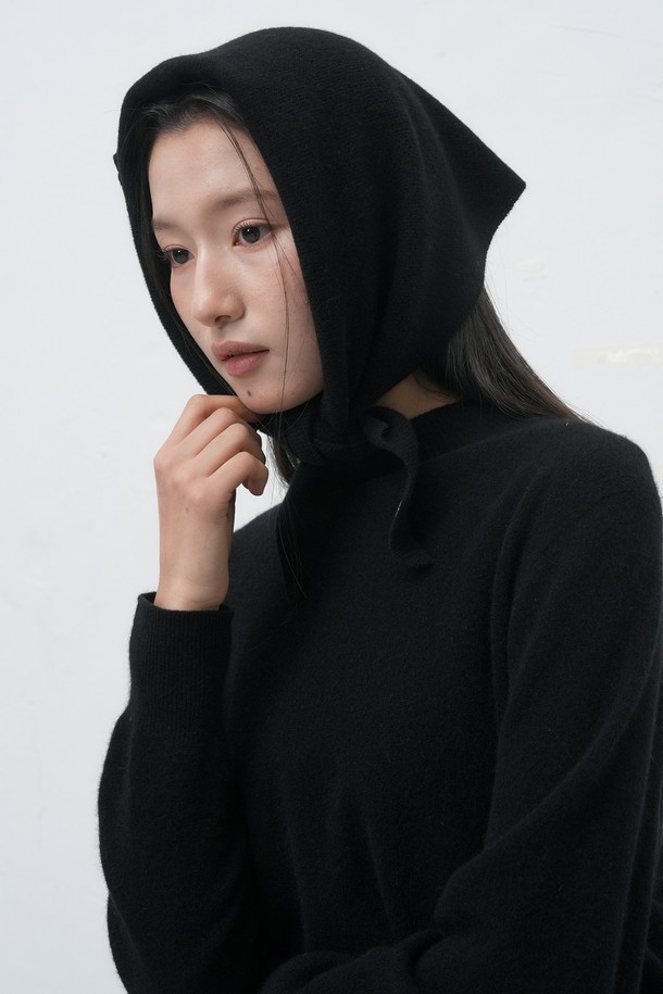 [25FW] 우먼 울 베이직 니트 스카프는 가을과 겨울, 쌀쌀한 날씨에 따뜻함과 스타일을 더해줄 스카프입니다. 부드러운 울 소재로 제작되어 뛰어난 촉감을 자랑하며, 두꺼운 두께감으로 보온성을 높였습니다. 블랙 및 그레이 등 베이직한 컬러를 포함한 5가지 색상으로 출시되어 다양한 스타일에 매치하기 용이합니다. 베이직 디자인과 니트 소재의 조화는 클래식, 미니멀, 캐주얼 등 폭넓은 스타일을 연출할 수 있게 해줍니다. 패턴 무늬가 은은하게 들어가 있어 밋밋하지 않게 포인트를 줄 수 있습니다.
