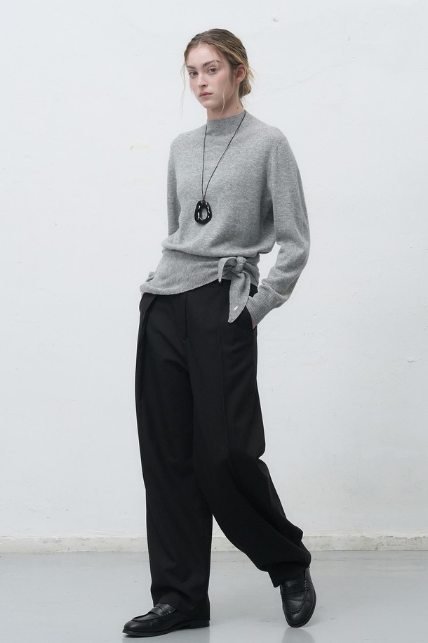 따뜻함과 스타일을 모두 갖춘 [25FW] 우먼 울 베이직 니트 스카프입니다. 부드러운 울 소재로 제작되어 가을, 겨울철 보온성을 책임집니다. 베이직한 디자인으로 클래식, 미니멀, 캐주얼 등 다양한 스타일에 매치하기 좋습니다. 5가지 다채로운 컬러로 출시되어, 취향에 맞게 선택하여 데일리 룩에 포인트를 더해보세요. 여성스러운 실루엣을 연출하며, 어떤 옷차림에도 자연스럽게 어울립니다.
