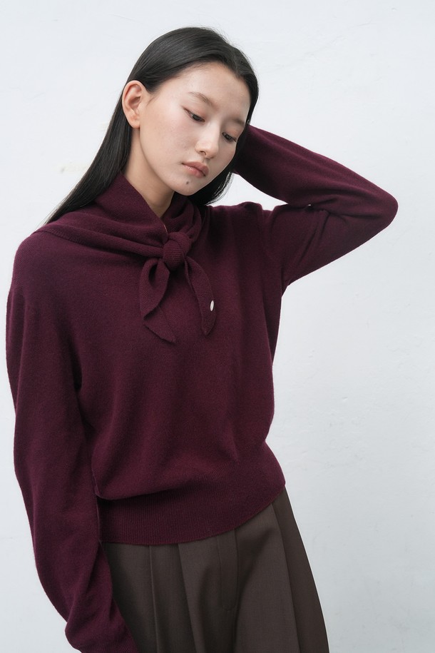 [25FW] 우먼 울 베이직 니트 스카프는 여성용 울 소재 스카프로, 가을과 겨울에 따뜻하게 착용하기 좋습니다. 베이직한 디자인으로 클래식, 미니멀, 캐주얼 등 다양한 스타일 연출에 활용할 수 있습니다. 부드러운 촉감과 두꺼운 두께감으로 포근함을 더하며, 5가지 컬러 옵션으로 폭넓은 선택이 가능합니다. 일상생활에서 데일리하게 활용하기 좋은 머스트 해브 아이템입니다.
