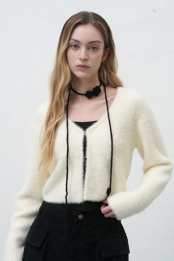 [25FW] WOMAN 핸드메이드 니트 플라워 스트랩 [3COL] / WBE4L98522는 여성스러운 무드를 연출하는 핸드메이드 니트 플라워 스트랩입니다. 부드러운 촉감의 니트 소재로 제작되어 가을, 겨울 시즌에 따뜻하게 착용할 수 있으며, 얇은 두께감으로 답답함 없이 연출할 수 있습니다. 우아한 스타일을 강조하는 플라워 패턴 디자인이 특징이며, 데이트룩과 모임룩에 포인트를 더해줍니다. 클래식하고 로맨틱한 스타일을 즐기는 분들께 추천하며, 블랙을 포함한 3가지 컬러로 구성되어 다양한 스타일에 매치하기 좋습니다.
