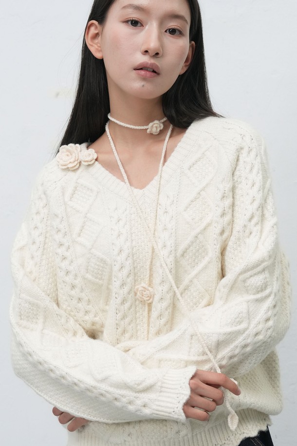 [25FW] WOMAN 핸드메이드 니트 플라워 스트랩 [3COL] / WBE4L98522는 여성스러운 무드를 더해줄 핸드메이드 니트 플라워 스트랩입니다. 부드러운 촉감의 두꺼운 니트 소재로 제작되어 가을, 겨울 시즌에 따뜻하게 착용할 수 있습니다. 아이보리 컬러의 플라워 & 케이블 패턴 디자인이 돋보이며, 데이트룩, 모임룩 등 로맨틱하고 걸리시한 스타일을 연출하기 좋습니다. 섬세한 플라워 디자인 장식이 특징이며, 클래식한 의상에도 포인트 아이템으로 활용하기 좋습니다. 여성스러운 룩을 완성해 보세요.
