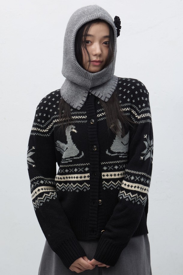 [25FW] WOMAN 핸드메이드 니트 플라워 브로치 세트 [3COL]는 여성스러운 플라워 디자인이 돋보이는 핸드메이드 브로치 세트입니다. 부드러운 니트 소재로 제작되어 가을과 겨울에 따뜻하게 착용하기 좋으며, 일상 및 모임룩에 활용하기 좋습니다. 블랙 컬러로 출시되어 클래식, 로맨틱, 미니멀 스타일 등 다양한 스타일에 매치하기 용이합니다. 섬세한 플라워 디테일이 돋보이는 브로치는 옷, 가방 등 다양한 아이템에 포인트를 더해줍니다. 세트로 구성되어 있어 활용도가 높고, 선물용으로도 좋습니다.
