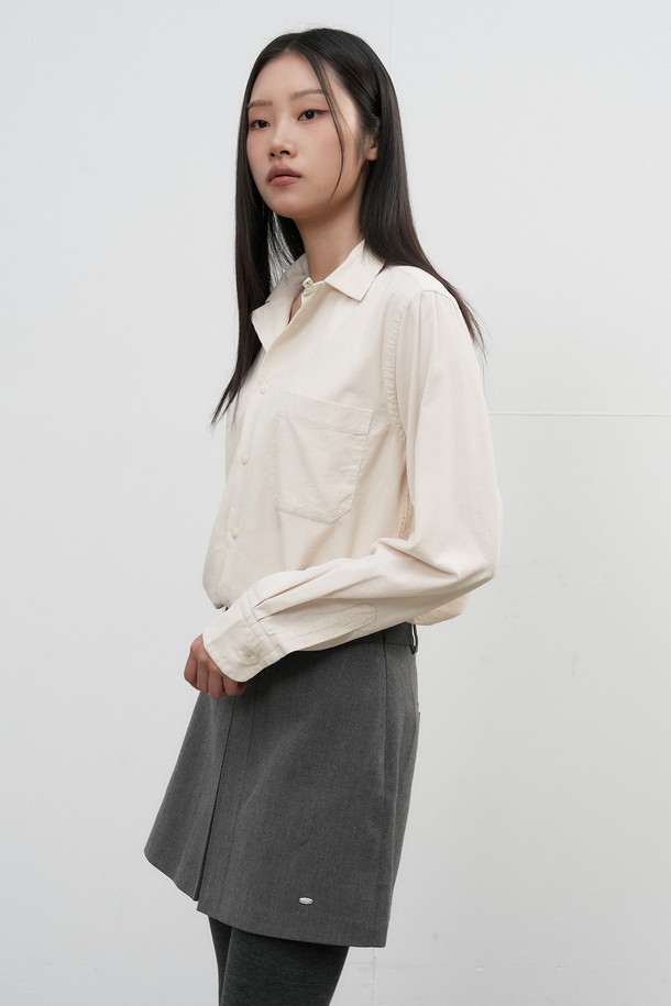 [25FW] UNISEX 슬림핏 코듀로이 오픈카라 셔츠는 가을과 겨울에 어울리는 유니섹스 셔츠입니다. 부드러운 코듀로이 소재로 제작되었으며, 베이직하고 캐주얼한 스타일을 연출합니다. 슬림핏 디자인과 오픈카라 네크라인이 특징이며, 데일리룩과 비즈니스 캐주얼에 활용하기 좋습니다. 아이보리 색상의 무지 패턴으로 다양한 하의와 쉽게 매치할 수 있으며, 넉넉한 기장의 긴 소매와 포켓 디테일로 실용성을 더했습니다. 클래식하면서도 미니멀한 무드를 원하는 분들께 추천합니다.
