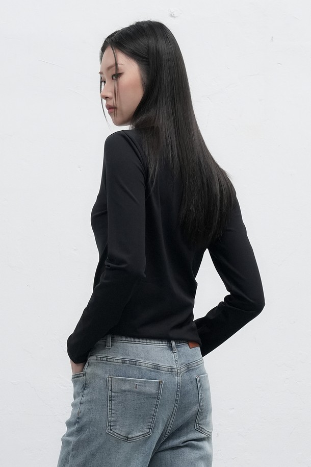 **[25FW] WOMAN 히트젯 라운드넥 티셔츠 [3COL] / WBE4L01515**는 여성스러운 실루엣을 살려주는 베이직하고 미니멀한 스타일의 긴소매 티셔츠입니다. 가을, 겨울 시즌에 적합하며, 부드러운 촉감의 폴리에스테르 소재에 발열 및 보온 기능을 더해 따뜻하게 착용할 수 있습니다. 레귤러핏 라운드넥 디자인으로 어떤 스타일에도 잘 어울리며, 출근룩에 활용하기 좋습니다. 히트젯 소재를 사용하여 뛰어난 보온성을 제공합니다. 블랙 컬러의 무지 디자인으로, 다양한 하의와 매치하여 미니멀, 클래식, 캐주얼 스타일을 연출할 수 있습니다.
