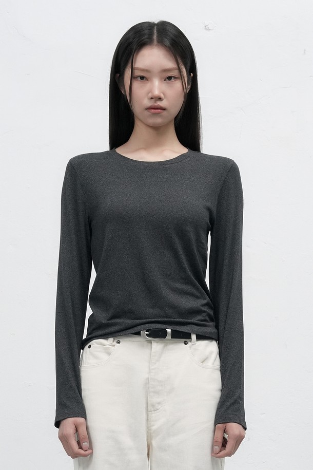 **[25FW] WOMAN 히트젯 라운드넥 티셔츠 [3COL] / WBE4L01515**

미니멀하고 베이직한 스타일의 여성용 히트젯 라운드넥 티셔츠입니다. 가을, 겨울 시즌에 적합하며, 부드러운 면 소재로 제작되어 편안한 착용감을 선사합니다. 발열 기능을 갖춘 두꺼운 소재로 보온성을 높였으며, 히트젯 기술을 적용하여 추운 날씨에도 따뜻하게 입을 수 있습니다. 라운드넥 디자인과 레귤러핏으로 다양한 스타일의 출근룩에 활용하기 좋습니다. 블랙, 화이트 2가지 색상으로 출시되었습니다.
