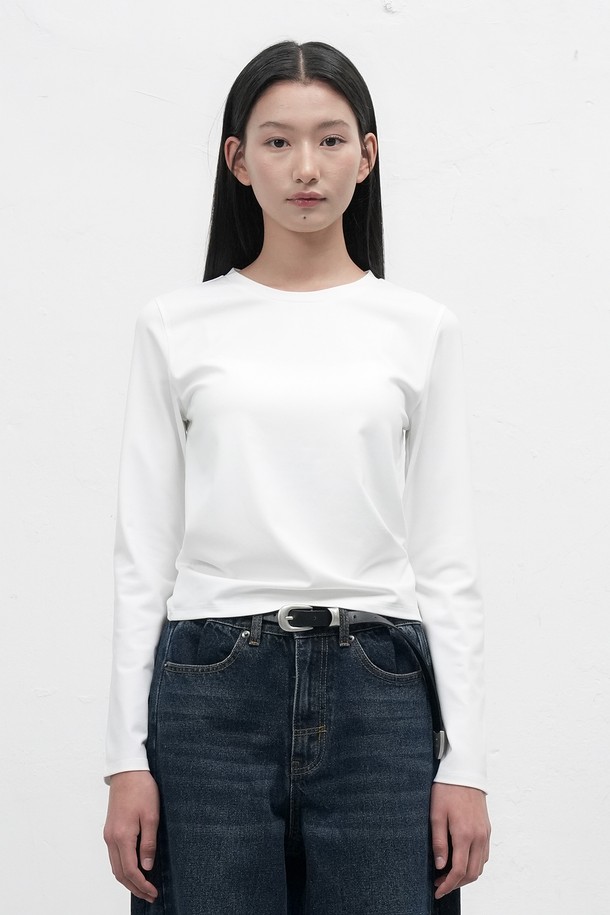 [25FW] WOMAN 히트젯 라운드넥 티셔츠는 여성용 상의 티셔츠로, 가을과 겨울에 착용하기 좋습니다. 베이직한 스타일의 무지 디자인에, 레귤러핏과 레귤러 기장으로 편안하게 착용할 수 있습니다. 부드러운 면 소재로 제작되었으며, 히트젯 기술이 적용되어 발열 기능을 제공합니다. 출근룩, 미니멀, 클래식, 캐주얼 스타일 모두 소화 가능한 활용도 높은 라운드넥 긴소매 티셔츠입니다. 색상은 화이트 한 가지입니다.
