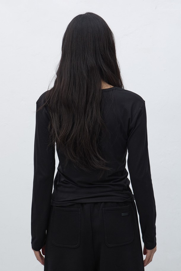 **[25FW] WOMAN 히트젯 히트 U넥 티셔츠 [3COL] / WBE4L01516**

쌀쌀한 날씨에도 따뜻함을 선사하는 여성용 히트젯 히트 U넥 티셔츠입니다. 블랙, 화이트 2가지 색상으로 출시되어 어떤 옷에도 쉽게 매치할 수 있습니다. 베이직한 디자인에 두꺼운 두께감으로 보온성을 높였으며, 부드러운 촉감으로 편안하게 착용 가능합니다. 일상복 및 출근룩으로 활용하기 좋으며, 미니멀, 클래식, 캐주얼 등 다양한 스타일을 연출할 수 있습니다. 히트젯 기술을 적용하여 뛰어난 발열 기능과 보온성을 제공합니다.
