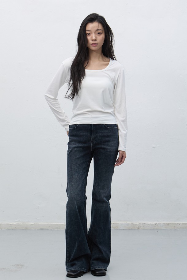 [25FW] WOMAN 히트젯 히트 U넥 티셔츠 [3COL] / WBE4L01516은 여성용 상의 티셔츠입니다. 가을, 겨울 시즌에 적합하며, 베이직한 스타일의 레귤러핏 긴소매 U넥 티셔츠입니다. 부드러운 면 소재로 제작되었으며, 두꺼운 두께감으로 보온성을 높였습니다. 히트젯 기술을 적용하여 발열 및 보온 기능을 갖춘, 출근룩과 집콕룩 모두 활용 가능한 아이템입니다. 미니멀, 클래식, 캐주얼 스타일을 즐기는 분들께 추천합니다.
