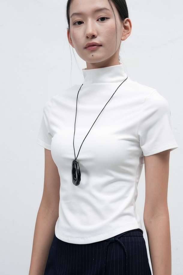 여성스러운 실루엣을 연출하는 [25FW] 우먼 히트젯 하프넥 반팔 티셔츠입니다. 부드러운 면 소재에 히트젯 기능성 원단을 더하여 흡습 기능과 편안한 착용감을 제공합니다. 미니멀하고 베이직한 디자인으로 캐주얼 스타일은 물론 휴가룩, 집콕룩 등 다양한 TPO에 활용 가능합니다. 레귤러핏과 하프넥 디자인, 반소매 기장이 시원하고 세련된 느낌을 더합니다. 화이트 컬러로 어떤 하의와도 쉽게 매치하여 데일리룩을 완성해보세요.
