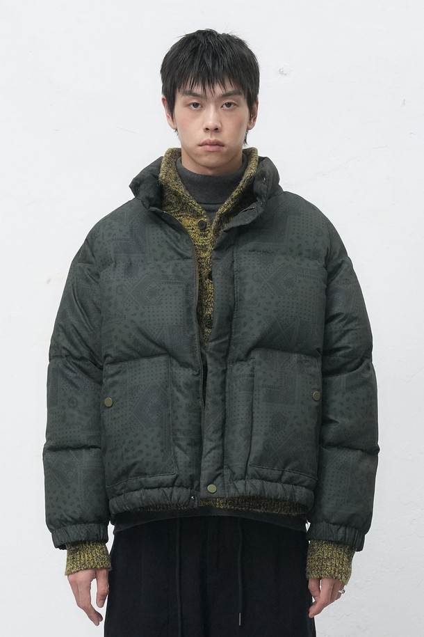 "[25FW] UNISEX 에어믹스 페이즐리 푸퍼 [3COL] / SBE4U07016"는 캐주얼 및 스포티한 스타일을 연출하기에 좋은 유니섹스 푸퍼입니다. 가을과 겨울에 적합하며, 두꺼운 두께감과 부드러운 촉감의 에어믹스 소재로 제작되었습니다. 오버핏 크롭 기장의 패딩으로, 지퍼형 여밈 방식과 긴 소매 디자인이 특징입니다. 페이즐리 패턴이 돋보이며, 다양한 룩에 포인트를 더할 수 있습니다.
