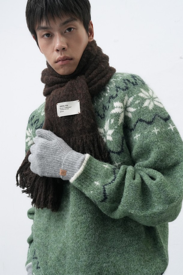 [25FW] UNISEX 헤어리 니트 머플러 [3COL]는 부드러운 촉감과 따뜻한 보온성을 제공하는 유니섹스 머플러입니다. 울과 아크릴 혼방 소재로 제작되어 가을, 겨울철 일상에서 캐주얼하게 착용하기 좋습니다. 헤어리 텍스처와 프린지 디테일이 돋보이며, 무지 디자인으로 다양한 스타일에 활용하기 용이합니다. 두꺼운 두께감으로 추운 날씨에도 따뜻하게 몸을 감싸주며, 편안한 착용감을 선사합니다. 브라운 컬러로 출시되어 따뜻하고 포근한 분위기를 연출합니다.
