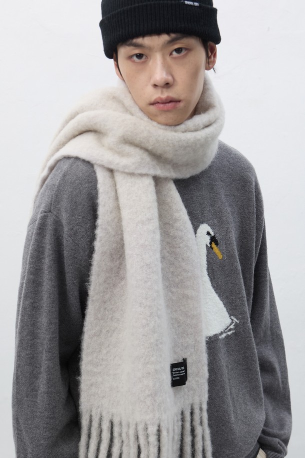 [25FW] ]UNISEX 빅 울 블렌드 머플러 [3COL] / SBE4U96017는 부드러운 울 블렌드 소재로 제작되어 가을과 겨울철 보온성을 책임지는 유니섹스 머플러입니다. 베이직하고 미니멀한 스타일로, 출근룩이나 모임룩 등 다양한 TPO에 활용하기 좋습니다. 빅 사이즈 디자인으로 포근함을 더하며, 버터, 블루, 라이트 그레이 세 가지 색상으로 출시되었습니다. 두꺼운 두께감과 부드러운 촉감으로 편안하게 착용할 수 있으며, 무지 패턴으로 어떤 스타일에도 잘 어울립니다. 클래식, 미니멀, 캐주얼 등 폭넓은 스타일을 연출할 수 있는 데일리 아이템입니다.
