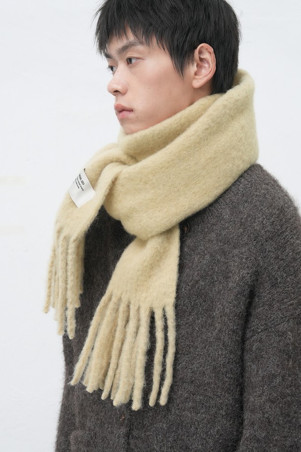 [25FW] ]UNISEX 빅 울 블렌드 머플러는 부드러운 촉감의 울 블렌드 소재로 제작되어 가을과 겨울철에 따뜻하게 착용하기 좋습니다. 유니섹스 디자인으로 남녀 모두 착용 가능하며, 베이직하고 캐주얼한 스타일을 연출합니다. 버터, 블루, 라이트 그레이 3가지 색상으로 출시되어 다양한 룩에 매치하기 용이합니다. 두꺼운 두께감과 빅 사이즈로 제작되어 보온성을 높였으며, 가장자리에는 프린지 디테일이 더해져 포인트를 더했습니다. 캐주얼, 클래식, 미니멀 스타일 모두 소화 가능한 활용도 높은 머플러입니다.
