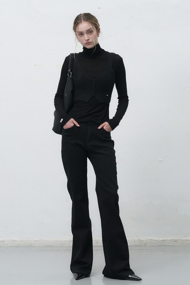 [25FW] WOMAN 소프트 울 터틀넥 티셔츠 [4COL] / WBE4L01520는 부드러운 소프트 울 소재로 제작되어 가을과 겨울에 따뜻하게 착용할 수 있는 여성 터틀넥 티셔츠입니다. 베이직하고 미니멀한 스타일로, 어떤 옷에도 잘 어울려 출근룩을 포함한 다양한 일상 코디에 활용하기 좋습니다. 레귤러핏에 긴소매 기장으로, 편안하면서도 세련된 실루엣을 연출합니다. 무지 디자인과 블랙 컬러는 어떤 스타일에도 쉽게 매치되어 활용도가 높습니다. 두꺼운 두께감으로 따뜻함을 더하며, 소프트 울 소재 특유의 부드러운 촉감이 특징입니다.
