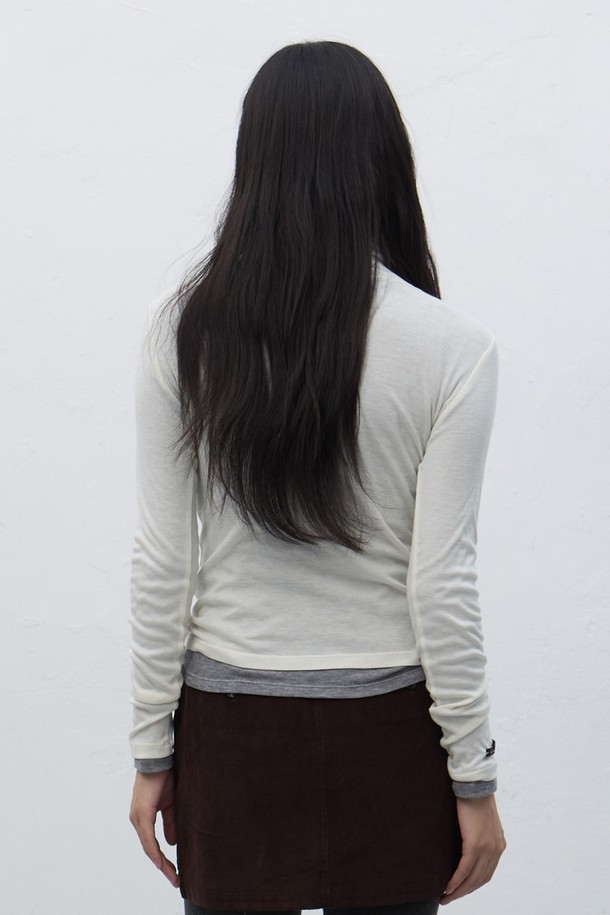 **[25FW] 우먼 소프트 울 터틀넥 티셔츠 [4COL] / WBE4L01520**는 부드러운 소프트 울 소재로 제작되어 가을, 겨울 시즌에 따뜻하고 포근하게 착용할 수 있는 여성 터틀넥 티셔츠입니다. 베이직한 디자인으로 출근룩, 오피스룩 등 다양한 TPO에 활용 가능하며, 클래식, 미니멀, 시크한 스타일 연출에 용이합니다. 레귤러핏에 긴 소매 기장으로, 레귤러 기장의 상의와 함께 어떤 하의에도 잘 어울립니다. 무지 디자인과 화이트 컬러는 어떤 의상에도 매치하기 쉬워 활용도가 높습니다. 부드러운 촉감의 소프트 울 소재가 편안한 착용감을 선사합니다.
