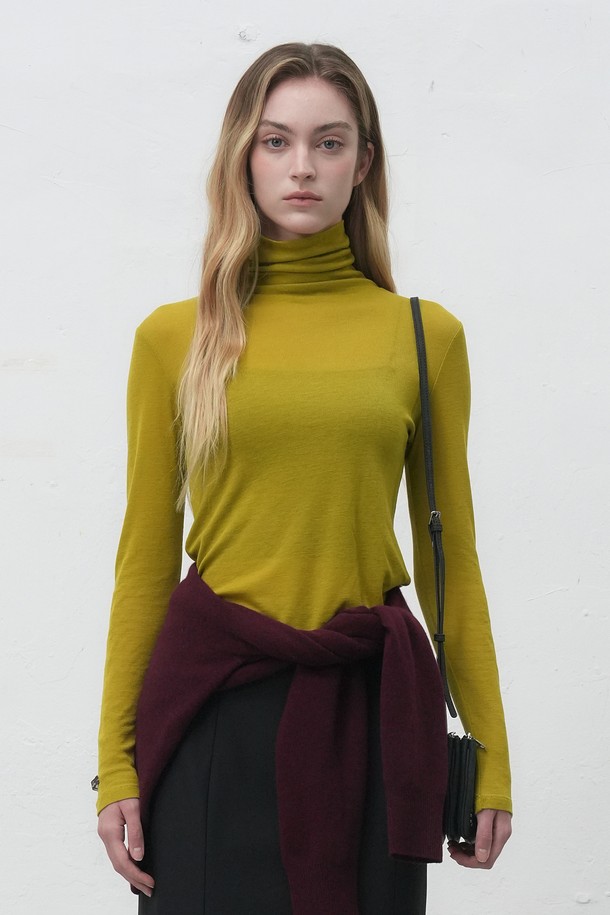 [25FW] WOMAN 소프트 울 터틀넥 티셔츠 [4COL] / WBE4L01520는 부드러운 소프트 울 소재로 제작되어 가을과 겨울에 따뜻하게 착용하기 좋은 여성 터틀넥 티셔츠입니다. 베이직한 디자인과 레귤러 핏으로, 클래식하고 미니멀한 스타일을 연출합니다. 무지 패턴에 긴 소매 기장으로 어떤 옷에도 쉽게 매치할 수 있으며, 머스타드 색상으로 포인트를 더했습니다. 얇은 두께감과 부드러운 촉감으로 편안하게 착용할 수 있으며, 일상복으로 활용하기 좋습니다.
