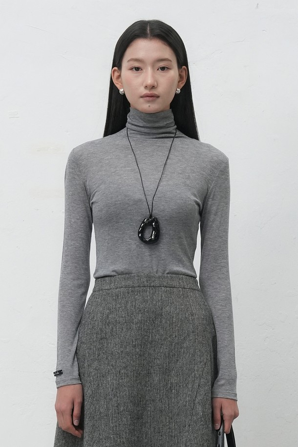 **[25FW] WOMAN 소프트 울 터틀넥 티셔츠 [4COL] / WBE4L01520**

부드러운 소프트 울 소재로 제작되어 포근하고 고급스러운 착용감을 선사하는 여성 터틀넥 티셔츠입니다. 4가지 다채로운 컬러로 출시되어, 다양한 스타일에 매치하기 용이합니다. 레귤러핏 디자인으로 편안한 착용감을 제공하며, 가을과 겨울 시즌 데일리룩과 모임룩에 활용하기 좋습니다. 베이직한 디자인으로 클래식, 미니멀, 캐주얼 등 폭넓은 스타일을 소화할 수 있는 활용도 높은 아이템입니다. 긴 소매 기장과 두꺼운 두께감으로 따뜻함을 더했습니다.
