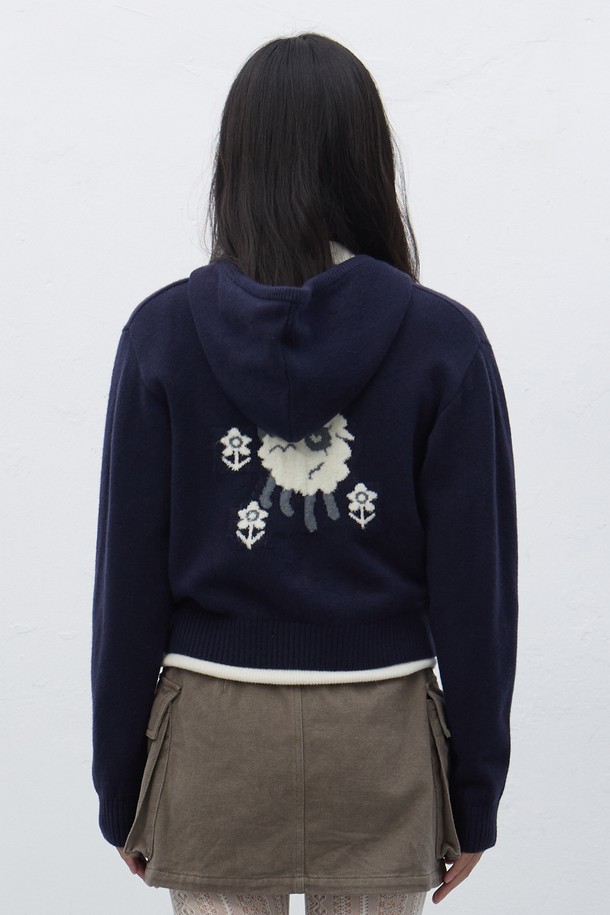 **[25FW] 우먼 베이비쉽 니트 후드 집업 [3COL] / WBE4L04557**

부드러운 베이비쉽 소재로 제작되어 포근한 착용감을 선사하는 여성용 니트 후드 집업입니다. 톤 다운된 네이비 컬러로, 캐주얼하면서도 미니멀한 스타일을 연출합니다. 가을, 겨울 시즌에 적합하며, 레귤러핏과 긴 소매 기장으로 편안함을 더했습니다. 무지 디자인에 두꺼운 두께감으로 따뜻함을 유지하며, 집콕룩과 산책룩에 모두 잘 어울립니다.
