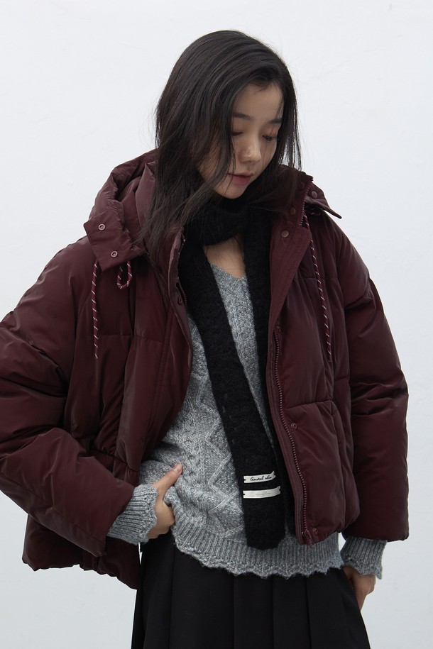 [25FW] WOMAN 스퀘어 퀼팅 후드 숏 푸퍼는 여성용 겨울 아우터로, 캐주얼한 스타일을 연출하기 좋습니다. 부드러운 촉감의 나일론과 폴리에스테르 혼방 소재로 제작되어 보온성을 높였습니다. 숏 기장에 레귤러 핏으로 편안하게 착용 가능하며, 집업 여밈 방식과 후드 디자인으로 실용성을 더했습니다. 스퀘어 퀼팅 패턴이 돋보이며, 화이트, 와인, 블랙 세 가지 색상으로 출시되었습니다. 산책룩, 집콕룩 등 다양한 TPO에 활용 가능하며, 미니멀, 클래식 스타일을 선호하는 분들께 추천합니다.
