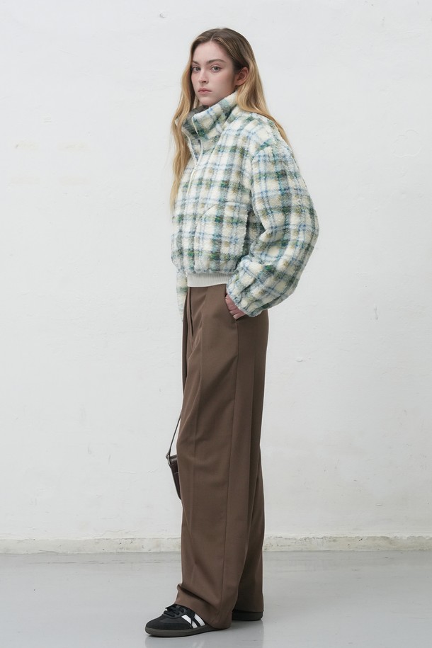 [25FW] WOMAN 와이드 원턱 슬랙스 [2COL]는 여성용 슬랙스로, 다크 베이지와 블랙 두 가지 색상으로 출시되었습니다. 가을, 겨울 시즌에 어울리는 긴 기장의 와이드핏 슬랙스로, 베이직하고 클래식한 스타일을 연출합니다. 원턱 디테일이 특징이며, 오피스룩, 출근룩, 모임룩 등 다양한 TPO에 활용 가능합니다. 미니멀하고 클래식한 스타일을 선호하는 여성에게 적합한 아이템입니다.
