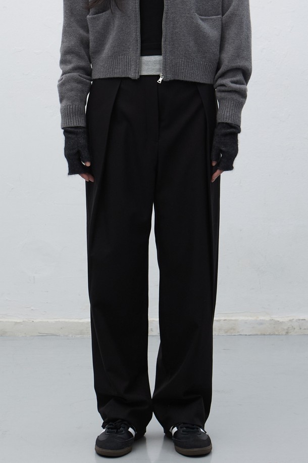 [25FW] WOMAN 와이드 원턱 슬랙스 [2COL]는 여성 고객을 위한 가을/겨울 시즌용 슬랙스입니다. 다크 베이지와 블랙 두 가지 색상으로 출시되었으며, 베이직하고 클래식한 스타일을 연출합니다. 와이드핏과 긴 기장으로 편안하면서도 세련된 핏을 제공하며, 원턱 디테일이 특징입니다. 오피스룩, 출근룩, 모임룩 등 다양한 TPO에 활용 가능하며, 미니멀하고 클래식한 스타일을 선호하는 분들께 추천합니다.
