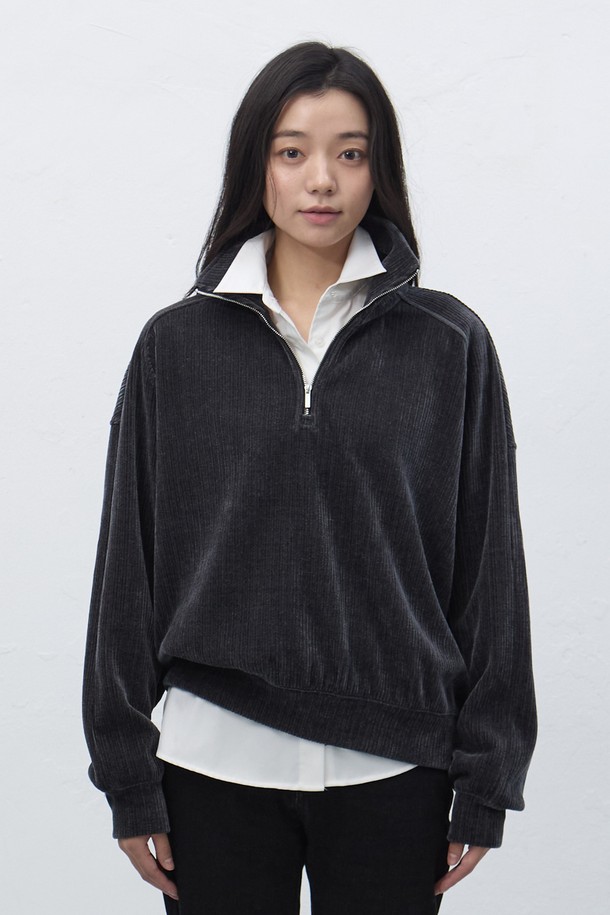 [25FW] WOMAN 리브드 벨로아 루즈핏 하프집업 [2COL] / WBE4L51521는 부드러운 벨로아 소재의 여성용 하프넥 하프집업입니다. 넉넉한 루즈핏으로 편안한 착용감을 선사하며, 가을과 겨울에 따뜻하게 입을 수 있습니다. 일상복과 피트니스룩으로 모두 활용 가능한 실용적인 아이템으로, 스포티, 캐주얼, 미니멀한 스타일을 연출하기 좋습니다. 리브드 디테일이 돋보이며, 블랙 컬러로 어떤 옷에도 쉽게 매치할 수 있습니다. 보온 기능으로 쌀쌀한 날씨에도 따뜻함을 유지해줍니다.
