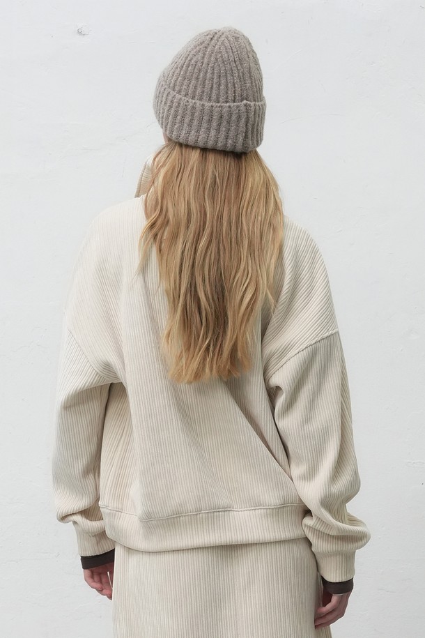 따뜻하고 부드러운 감촉의 [25FW] WOMAN 리브드 벨로아 루즈핏 하프집업입니다. 캐주얼 스타일의 여성 의류로, 가을과 겨울에 활용하기 좋습니다. 넉넉한 루즈핏과 하프넥 디자인으로 편안한 착용감을 선사하며, 부드러운 벨로아 소재가 포근함을 더합니다. 집콕룩, 산책룩 등 다양한 TPO에 매치하여 미니멀하고 클래식한 스타일을 연출해보세요. 2가지 컬러로 제공됩니다.
