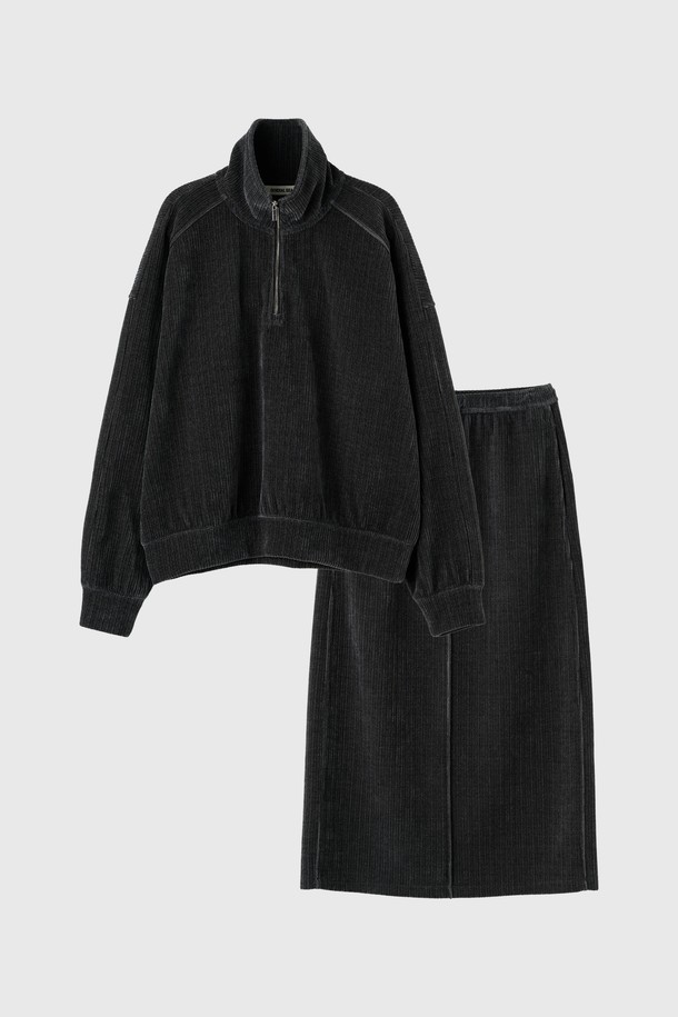 [25FW] WOMAN 리브드 벨로아 하프집업 세트 [2COL]는 여성용으로, 가을과 겨울에 따뜻하게 입을 수 있는 캐주얼 스타일의 세트 상품입니다. 부드러운 촉감의 벨로아 소재로 제작되었으며, 레귤러 핏에 하프넥 디자인으로 편안함을 더했습니다. 무지 패턴의 블랙 컬러로 어떤 스타일에도 쉽게 매치할 수 있으며, 긴 소매와 두꺼운 두께감으로 보온성을 높였습니다. 넉넉한 핏으로 활동성을 보장하며, 집업 스타일로 간편하게 착용 가능합니다.
