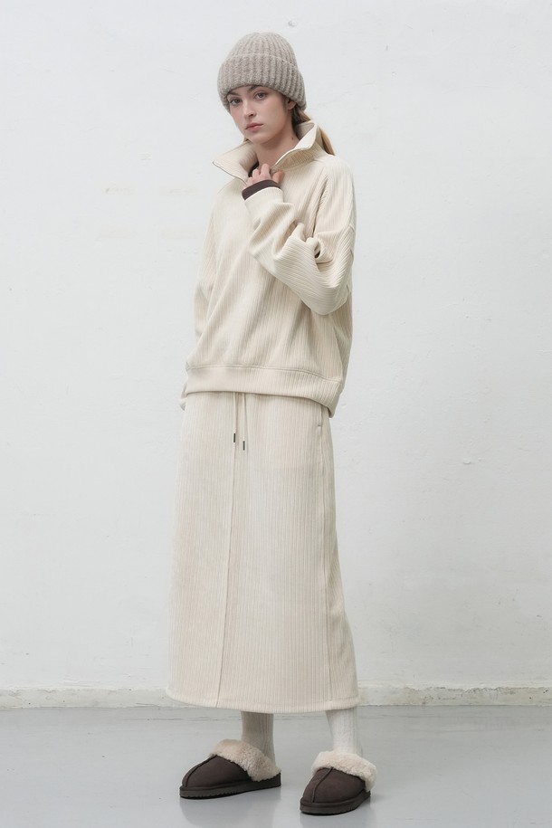 **[25FW] WOMAN 리브드 벨로아 하프집업 세트 [2COL] / WBE4L51521SET**는 부드러운 촉감의 벨로아 소재로 제작되어 가을과 겨울에 따뜻하게 착용할 수 있는 여성용 하프넥 하프 집업 세트입니다. 루즈핏 디자인과 무지 패턴으로 캐주얼하고 미니멀한 스타일을 연출하며, 집콕룩이나 산책룩으로 활용하기 좋습니다. 긴 소매 기장과 두꺼운 두께감으로 보온성을 높였으며, 세트 상품으로 다양한 스타일링이 가능합니다. 이 하프 집업 세트는 편안함과 스타일을 동시에 원하는 여성분들에게 좋은 선택이 될 것입니다.
