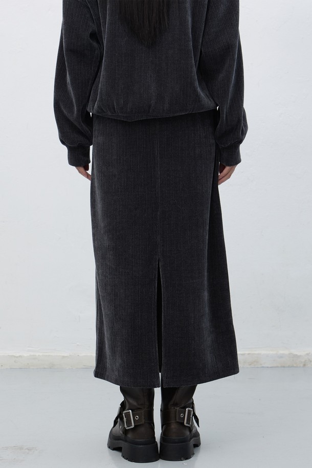 [25FW] WOMAN 리브드 벨로아 밴딩 롱스커트 [2COL]는 부드러운 촉감과 두꺼운 두께감으로 가을, 겨울 시즌에 따뜻하게 착용 가능한 여성 롱스커트입니다. 캐주얼, 베이직 스타일의 무지로, A라인 핏과 루즈핏으로 편안한 착용감을 선사합니다. 벨로아 소재와 밴딩 디테일이 특징이며, 출근룩과 모임룩 등 다양한 TPO에 활용 가능합니다. 블랙과 화이트 두 가지 컬러로 출시되어 미니멀, 클래식한 스타일을 연출하기 좋습니다.
