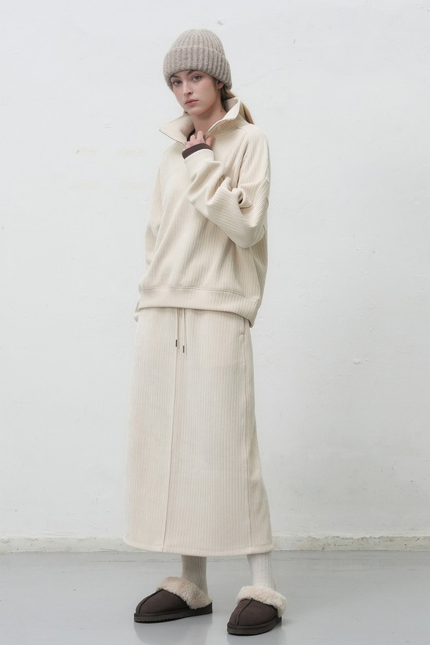 [25FW] WOMAN 리브드 벨로아 밴딩 롱스커트 [2COL]는 부드러운 벨로아 소재로 제작되어 포근한 착용감을 선사하는 여성 롱스커트입니다. 허리 밴딩 처리와 루즈핏 디자인으로 편안한 활동성을 보장하며, A라인 실루엣이 우아한 분위기를 더합니다. 아이보리 색상으로 출시되어 가을, 겨울 시즌 데이트룩, 모임룩 등 다양한 TPO에 활용하기 좋습니다. 베이직하면서도 클래식, 미니멀, 로맨틱 스타일을 모두 소화할 수 있는 매력적인 아이템입니다.
